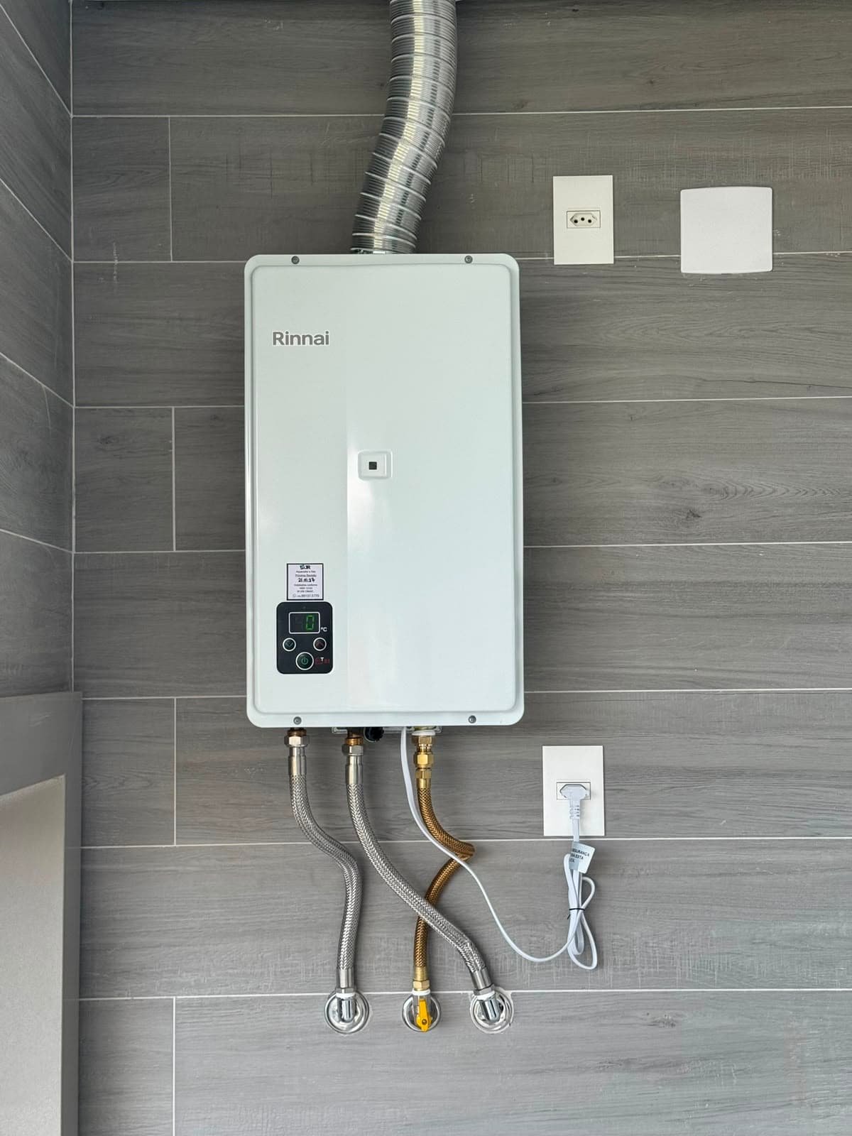 Detalhe de aquecedor a gás instalado