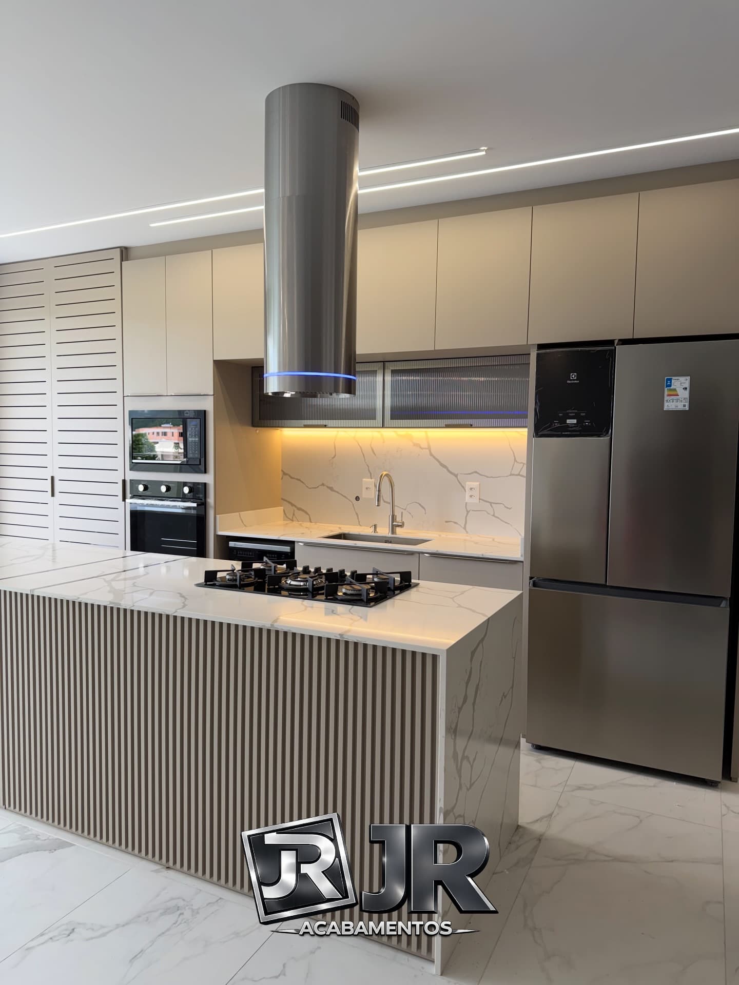 Cozinha de alto padrão atendida pela JR Acabamentos